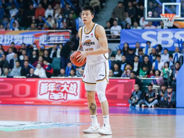 屋漏偏逢連夜雨！張鎮(zhèn)麟7中1僅得2分2板4助 末節(jié)受傷離場(chǎng)